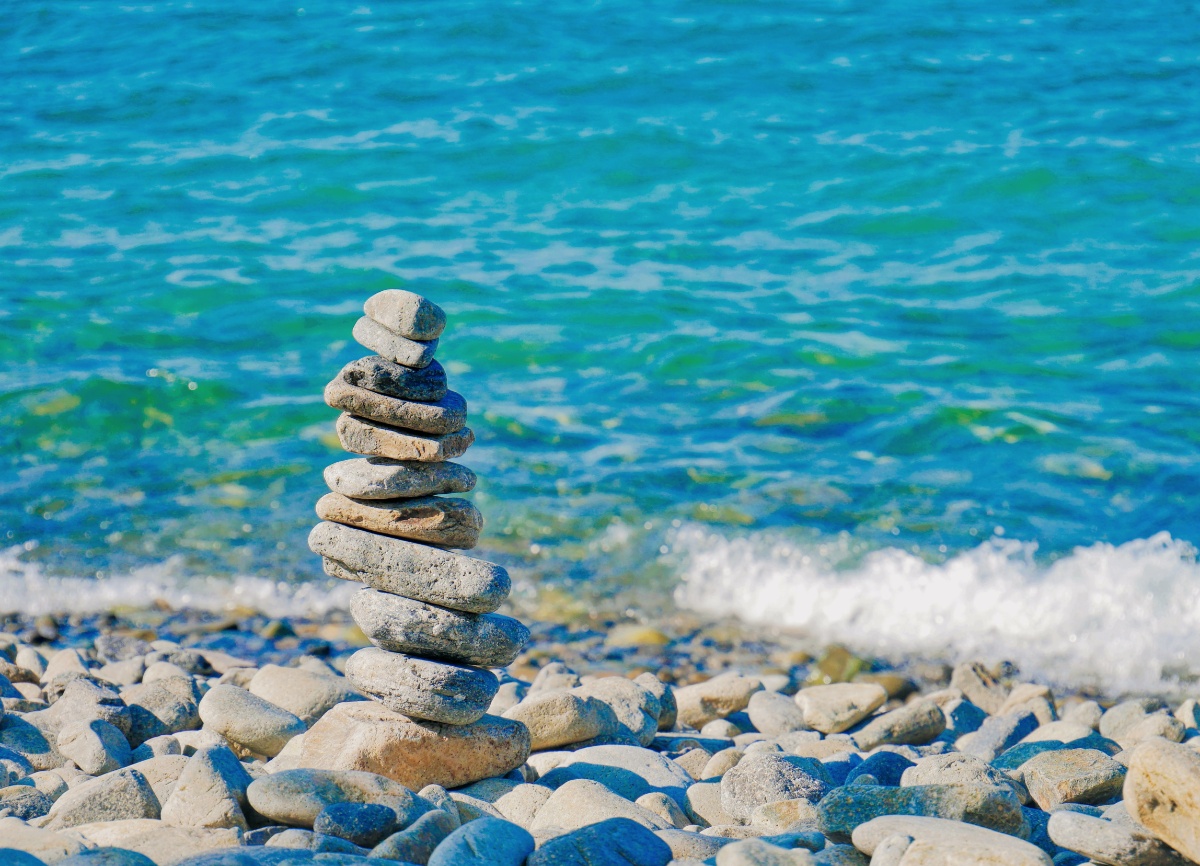 Rocks balancing by waves